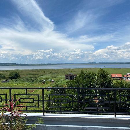 Nimaro Courts Hotel Entebbe Kültér fotó