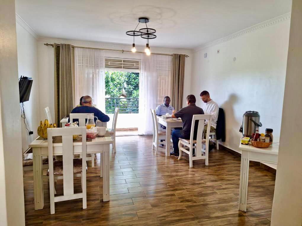 Nimaro Courts Hotel Entebbe Kültér fotó