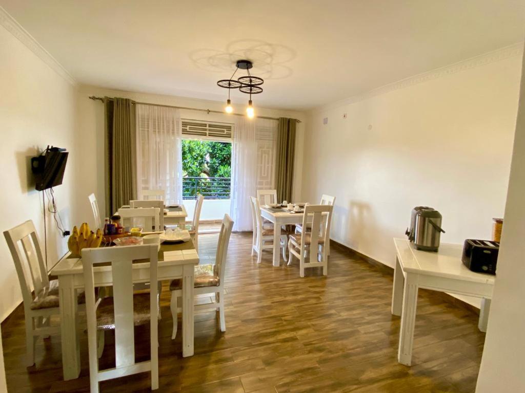 Nimaro Courts Hotel Entebbe Kültér fotó