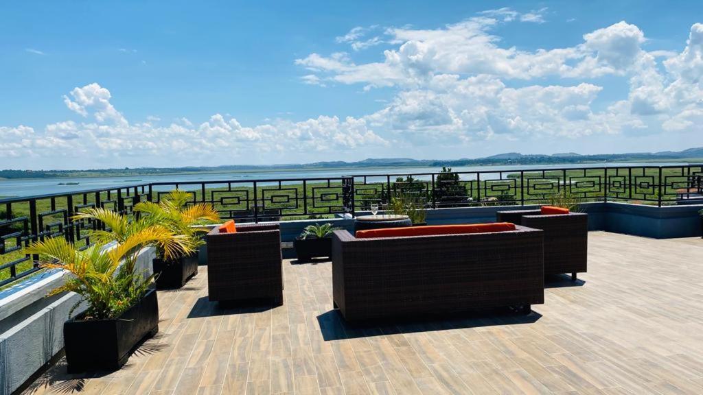 Nimaro Courts Hotel Entebbe Kültér fotó