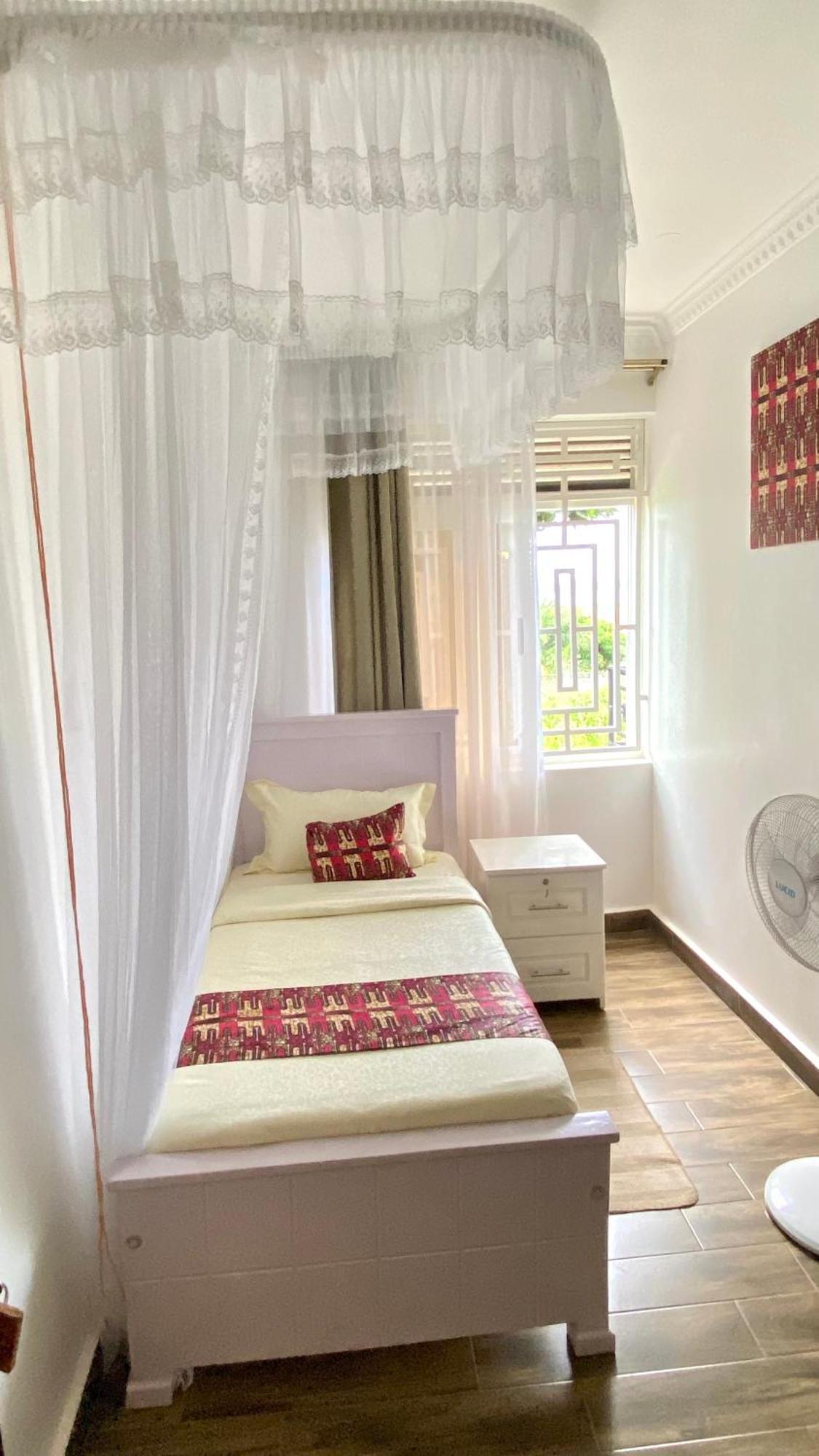 Nimaro Courts Hotel Entebbe Kültér fotó
