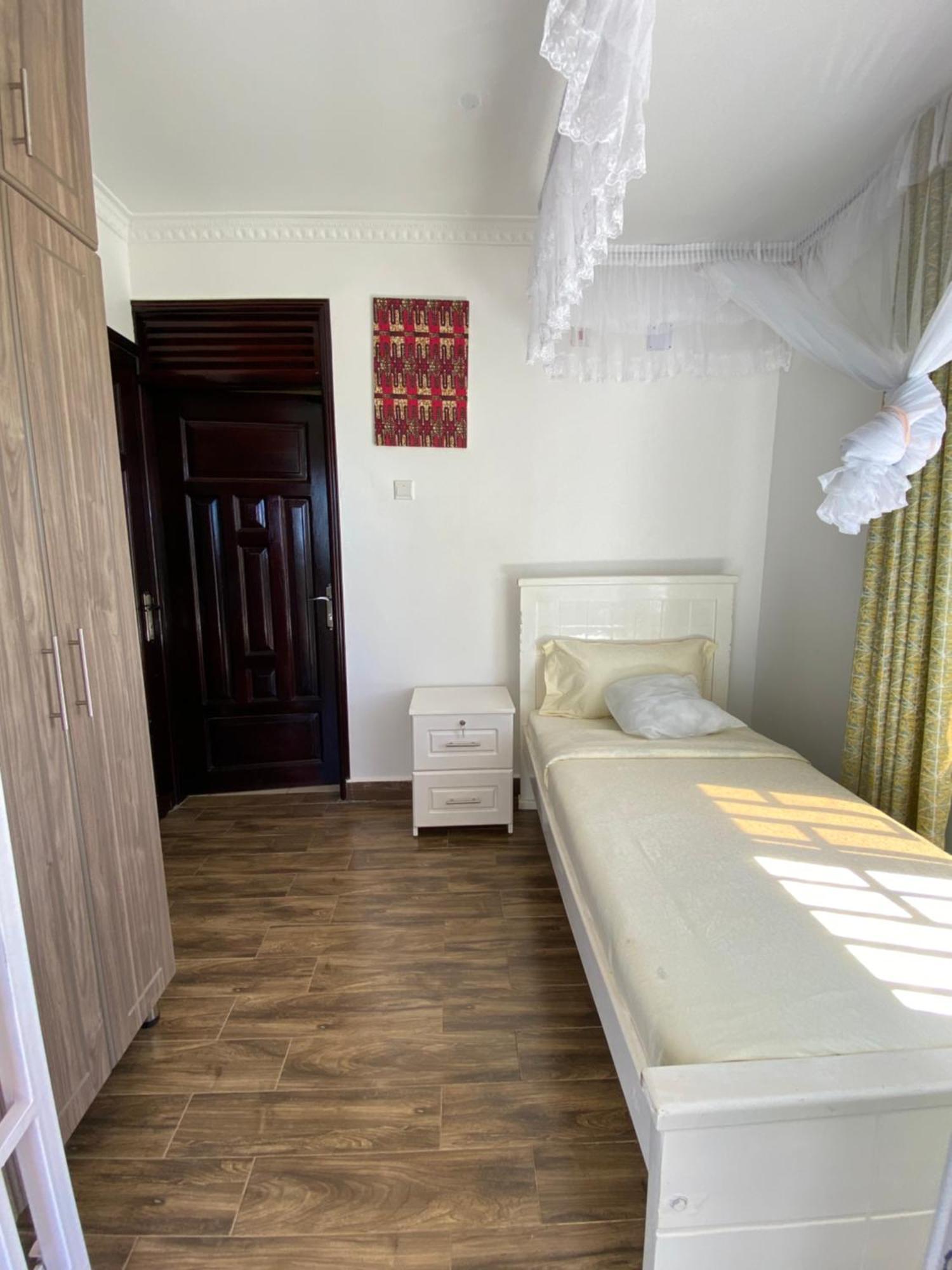 Nimaro Courts Hotel Entebbe Kültér fotó