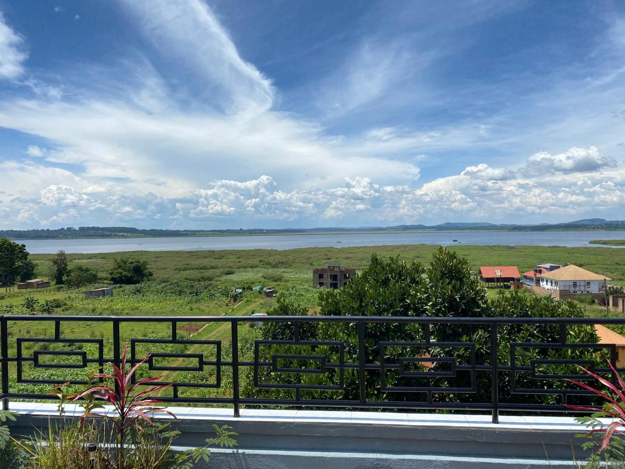 Nimaro Courts Hotel Entebbe Kültér fotó