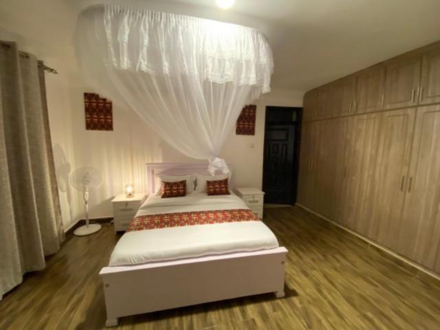 Nimaro Courts Hotel Entebbe Kültér fotó