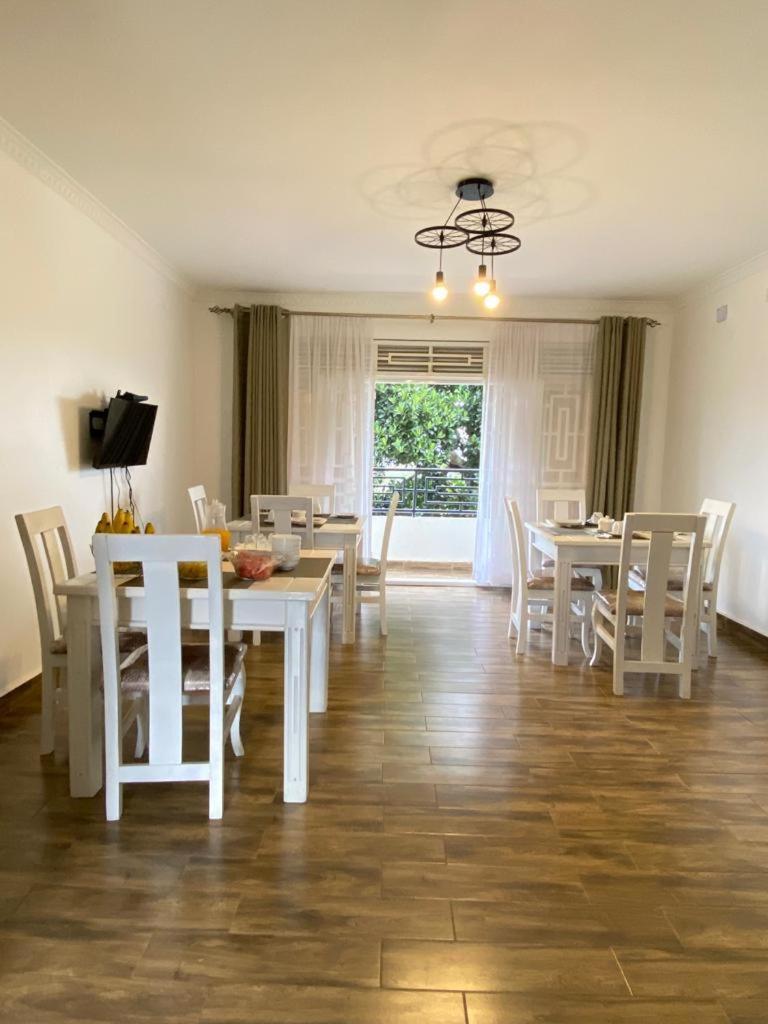 Nimaro Courts Hotel Entebbe Kültér fotó