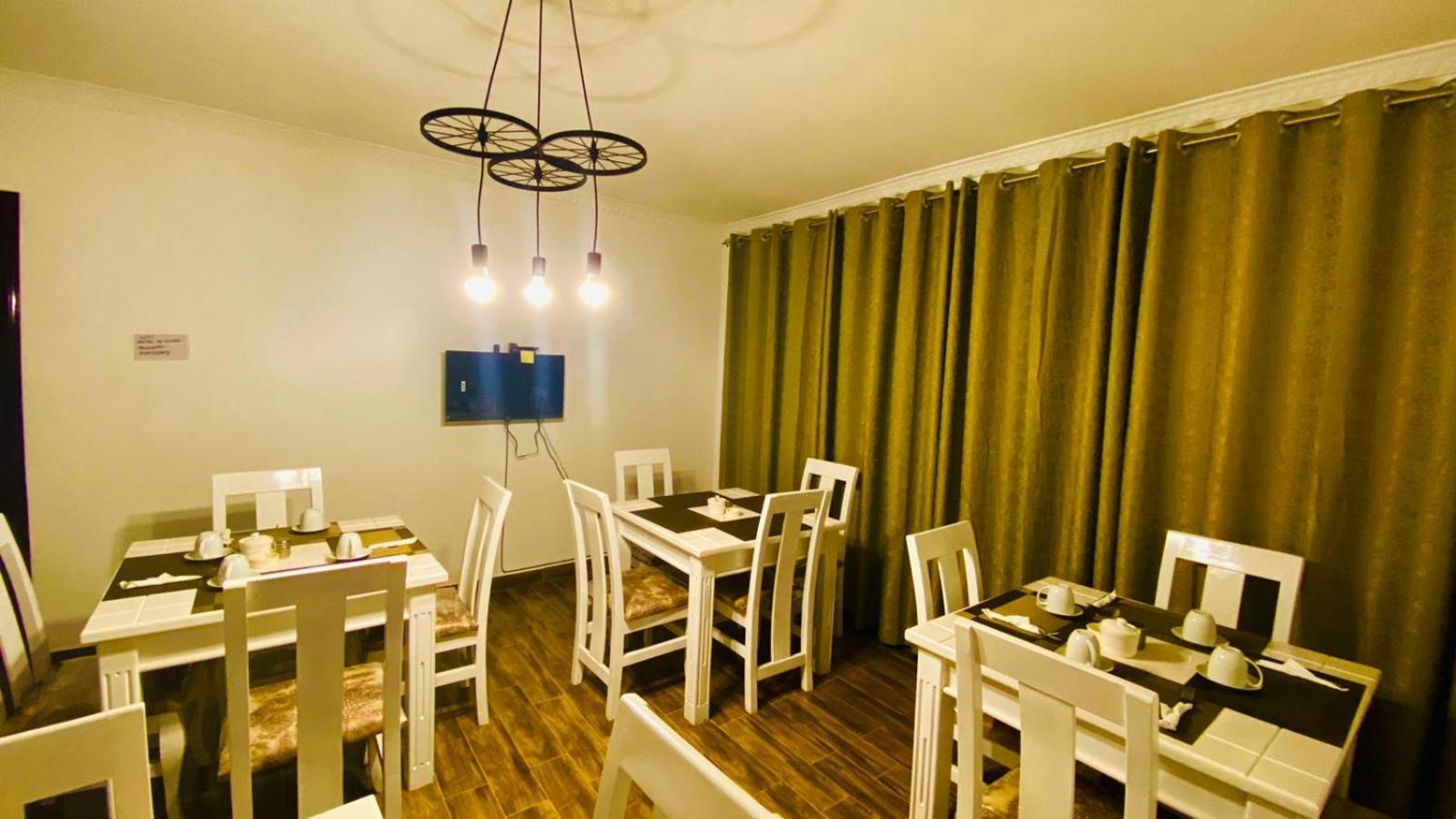 Nimaro Courts Hotel Entebbe Kültér fotó